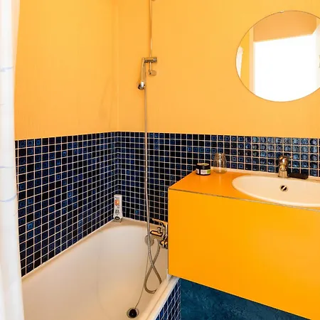 Spacious Studio In With A Balcony * デ ハーン