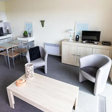 Spacious Studio In With A Balcony * デ ハーン